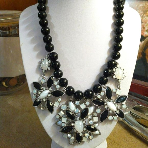WHBM Black And White Triple Flower Necklace - Picture 3 of 4